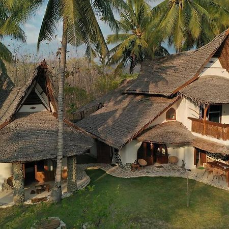 Beach-Front Sumbawa Surf House Lemonga Bagian luar foto