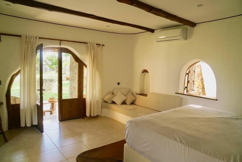 Beach-Front Sumbawa Surf House Lemonga Bagian luar foto