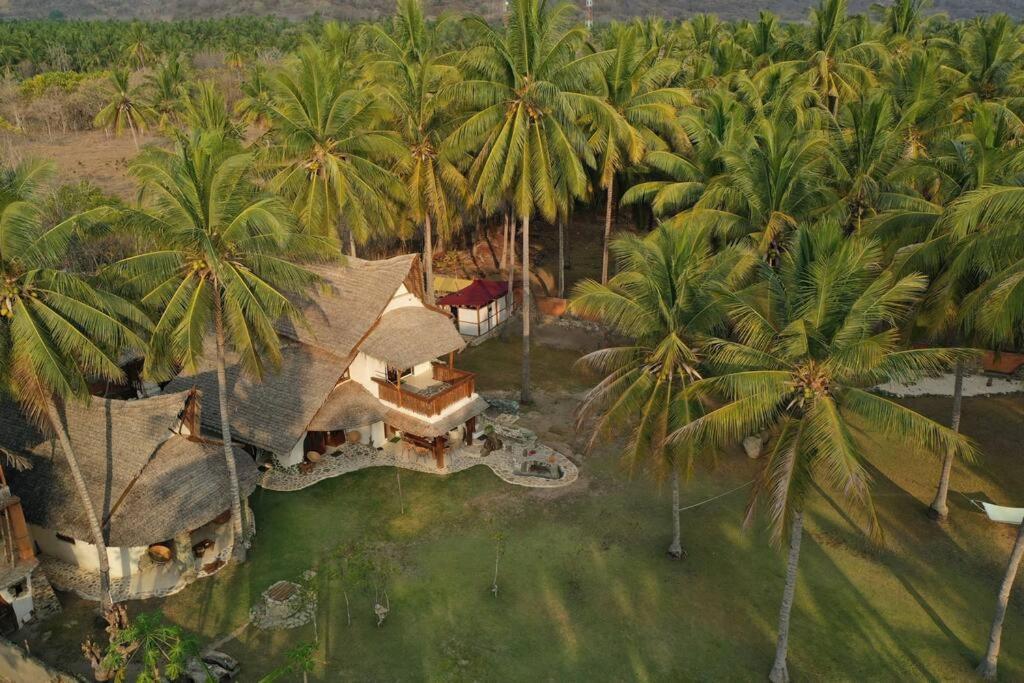 Beach-Front Sumbawa Surf House Lemonga Bagian luar foto