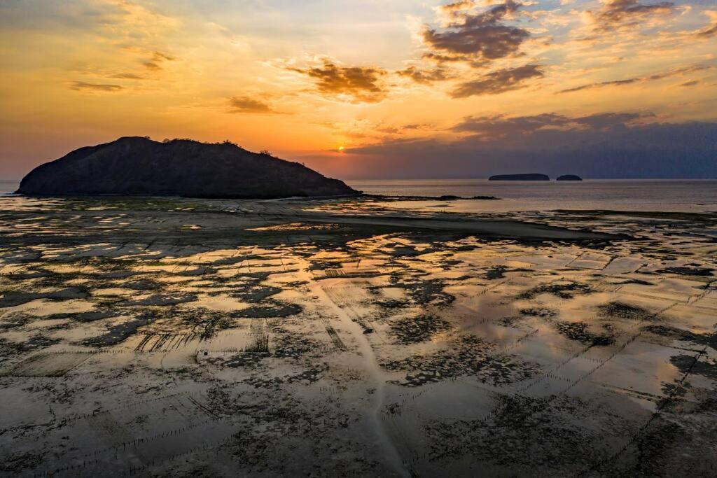 Beach-Front Sumbawa Surf House Lemonga Bagian luar foto