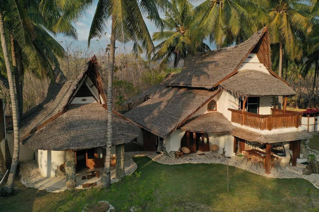Beach-Front Sumbawa Surf House Lemonga Bagian luar foto